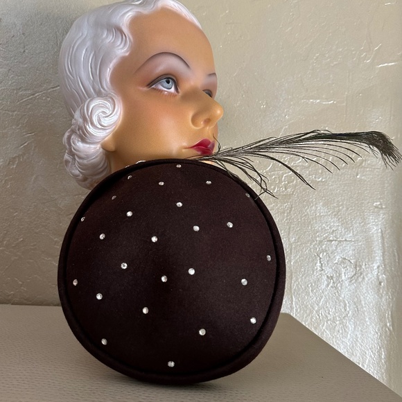 SEDUCTIVE 1950s\' BROWN FELT COCKTAIL HAT - RHINESTONES  &  LONG PEACOCK FEATHER main image 8